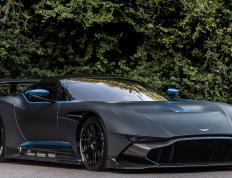 PG电子试玩-银石夜空下的孤勇，当阿斯顿马丁与雷诺的宿命对决，被佩雷兹的一把火点燃